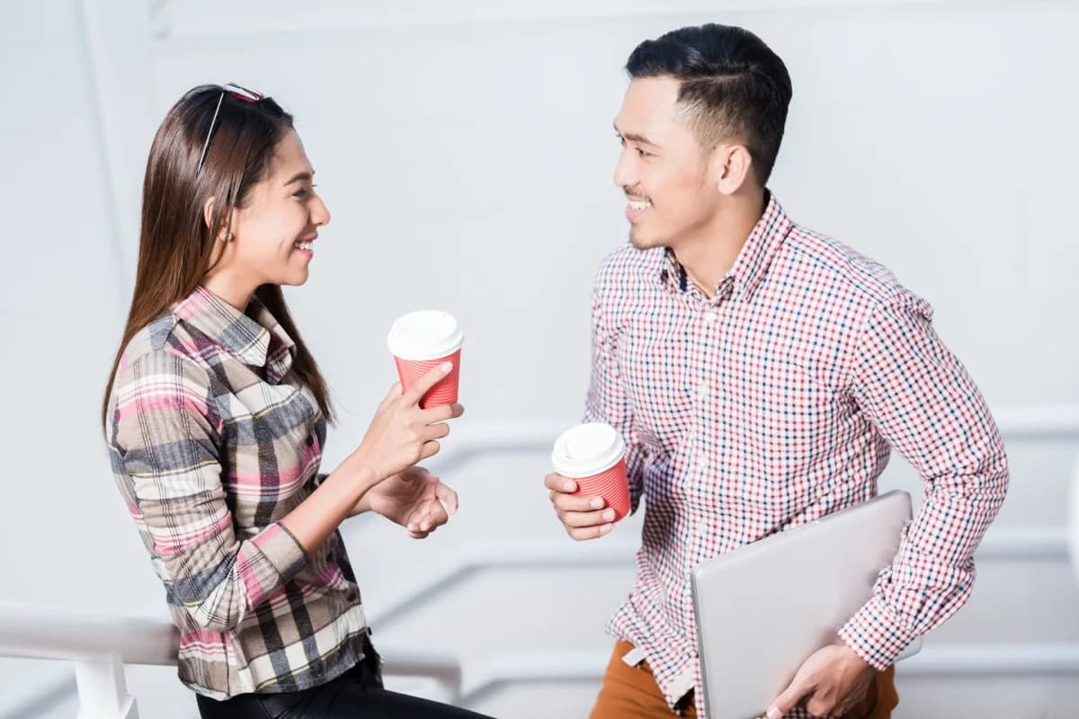 Colegas de trabalho conversando com apoio mútuo durante um intervalo